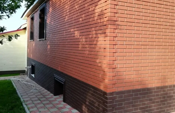 Пример отделки фасада и цоколя двумя цветами серии Кирпич Клинкерный