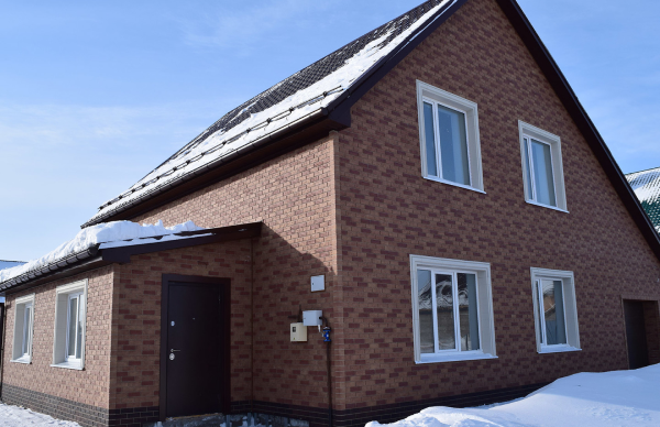 Зимние фото дома с отделкой фасадными панелями Альта Профиль – коллекция «Кирпич Рижский»