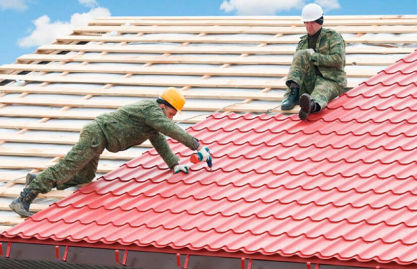 Монтаж пролифированных листов при возведении крыши