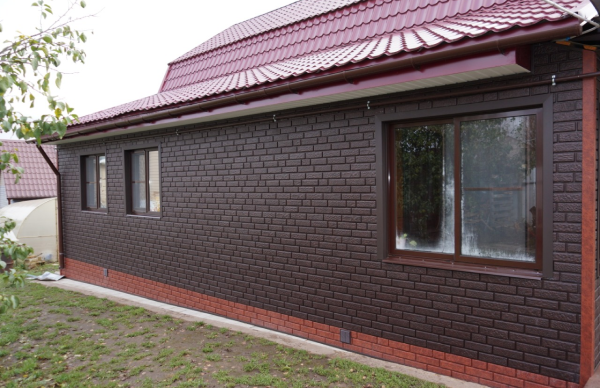 Темно коричневые фасадные панели для дома